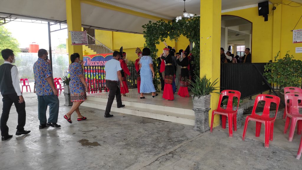 penyambutan tamu oleh pengantin