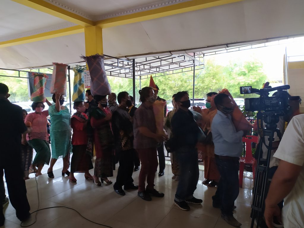 penyambutan tamu oleh keluarga